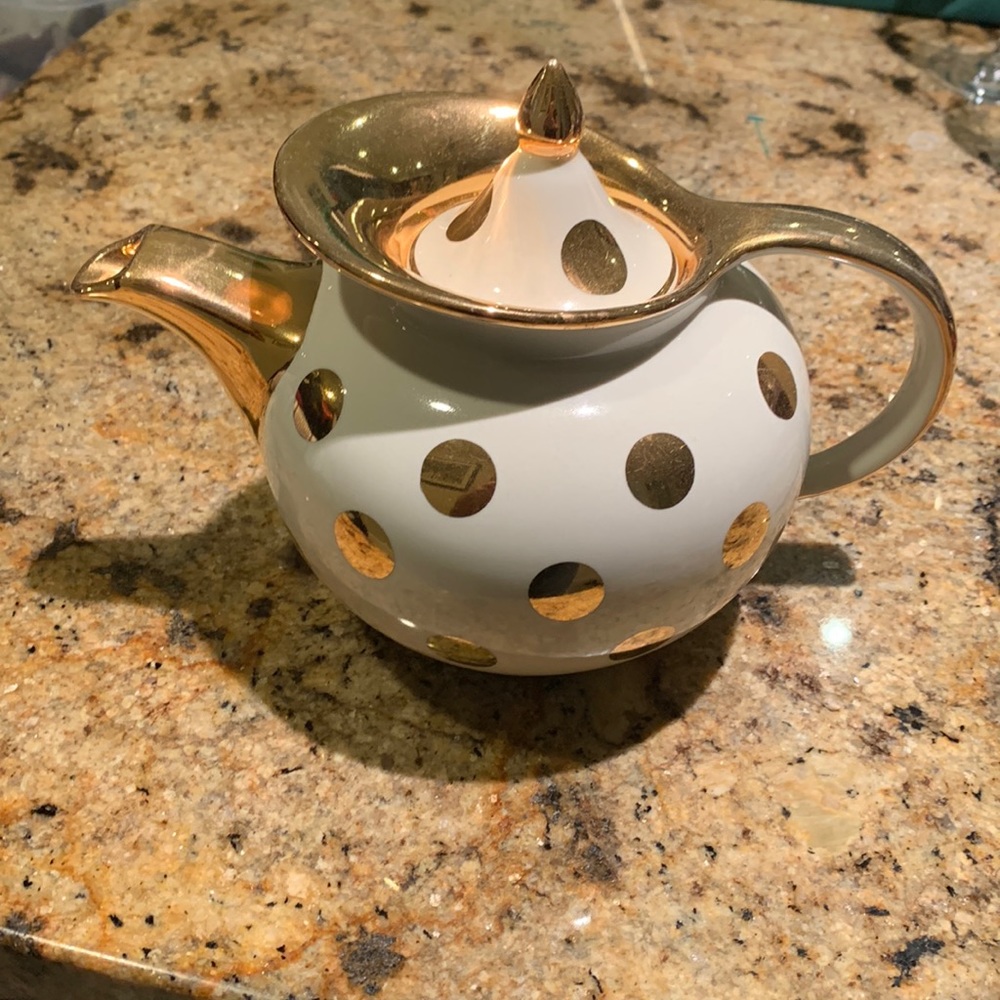 Vintage Hall 6 cup teapot